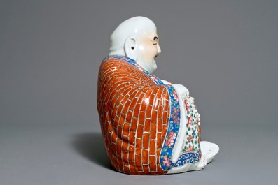Een grote Chinese famille rose figuur van Boeddha, 19/20e eeuw